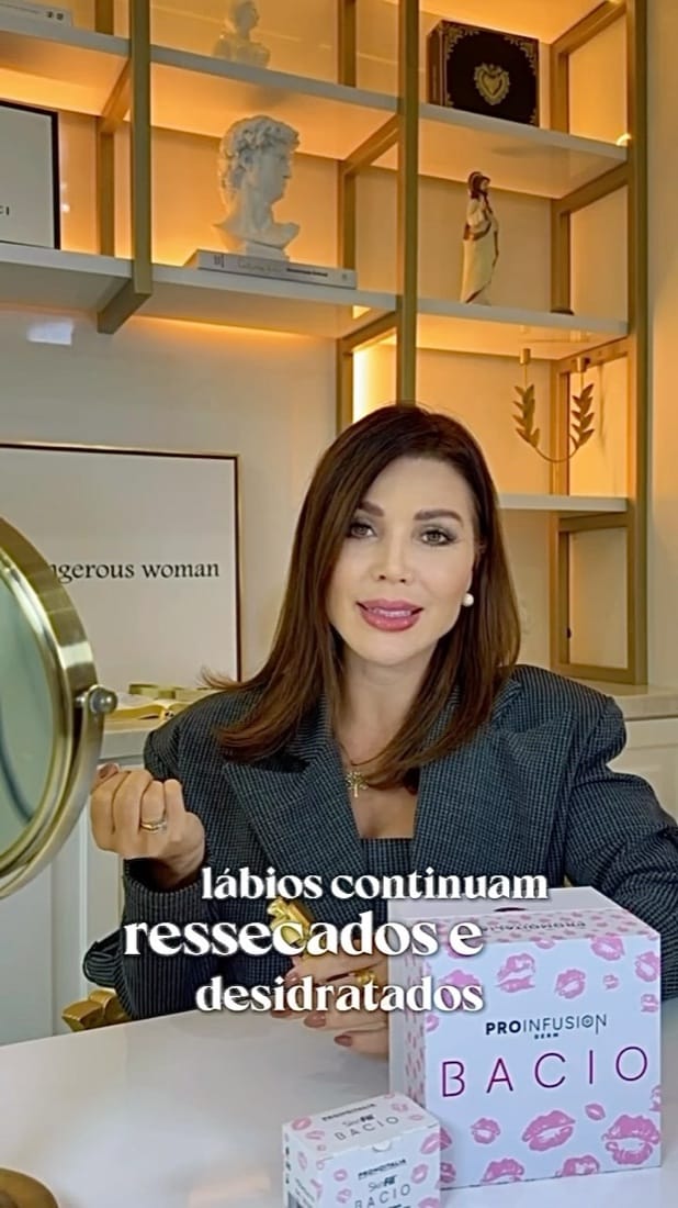 Mulher de blazer cinza ao lado de uma caixa de produto para lábios, com legenda na tela, vídeo editado para a Dra. Caroline Algayer