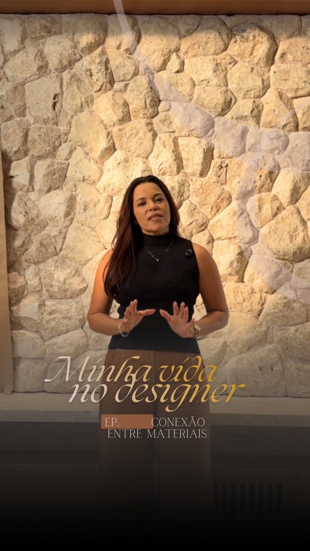 Designer diante de uma parede de pedra, com o título da série na tela, vídeo sobre materiais da Ana Paula Lima Interiores