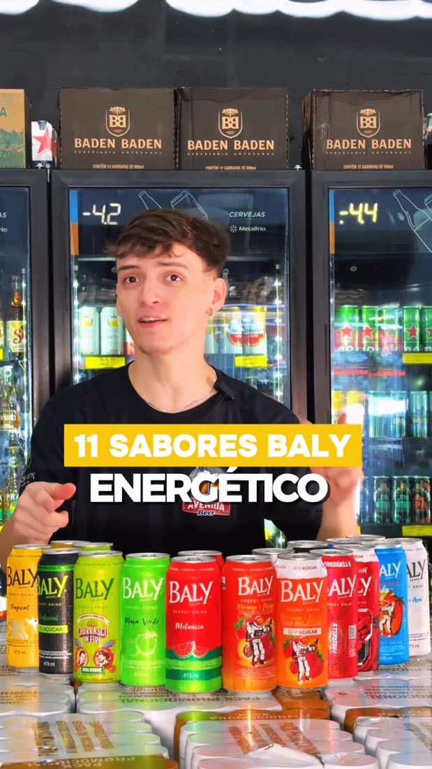 O rosto da marca atrás de latas de Baly energético, com o texto 11 sabores Baly energético, vídeo do Depósito Avenida Beer