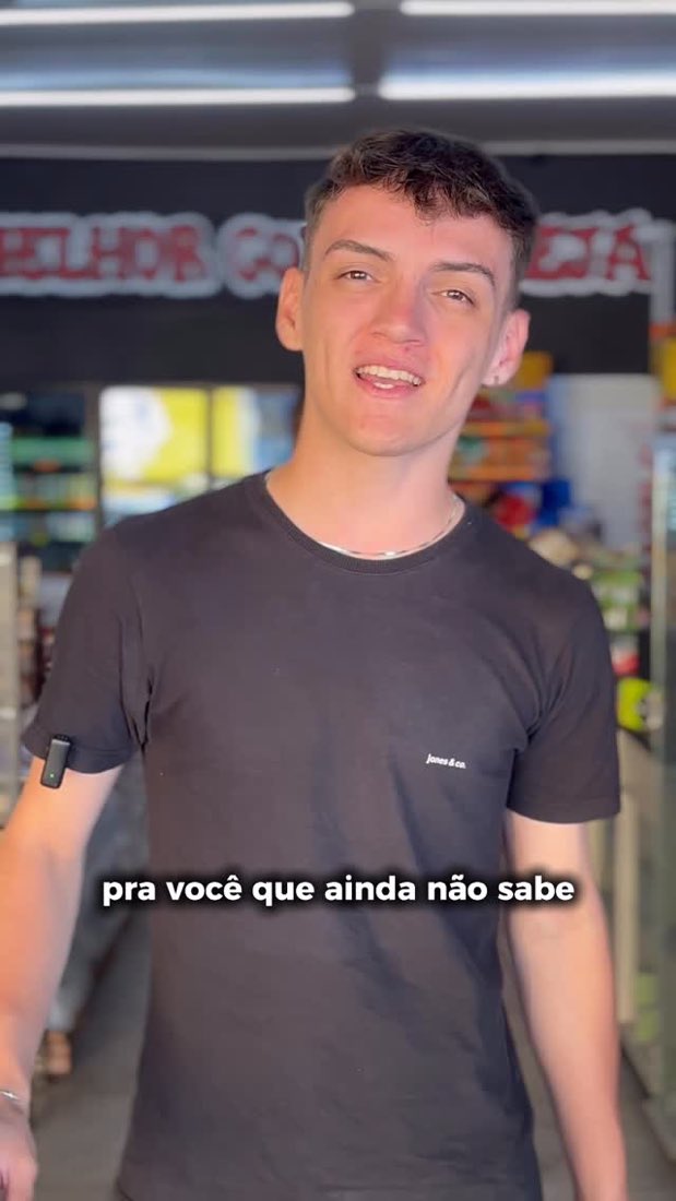 O rosto da marca sorrindo entre prateleiras, com a legenda pra você que ainda não sabe, vídeo do Depósito Avenida Beer