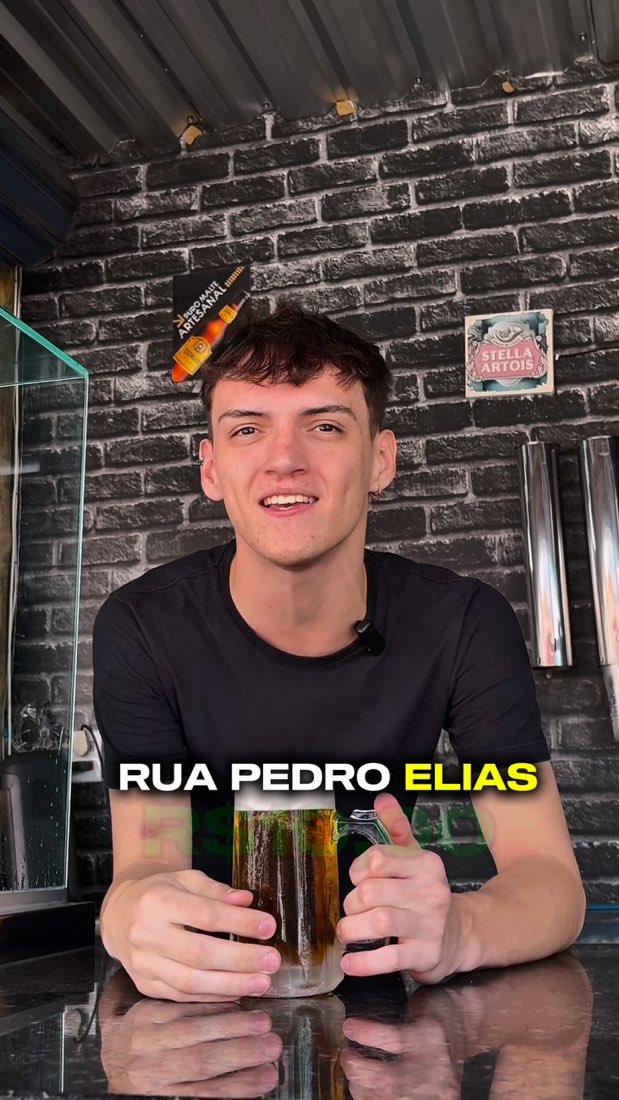 O rosto da marca com duas canecas de chopp numa mesa, vídeo da Quinta do chopp do Depósito Avenida Beer