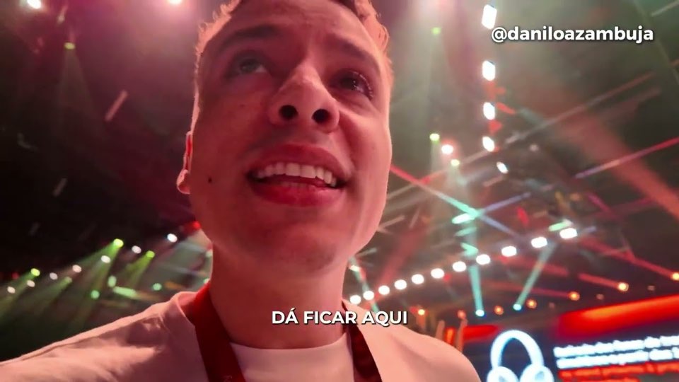 Homem falando para a câmera diante de um palco iluminado, capa do vídeo sobre o G4 Valley do canal de Danilo Azambuja