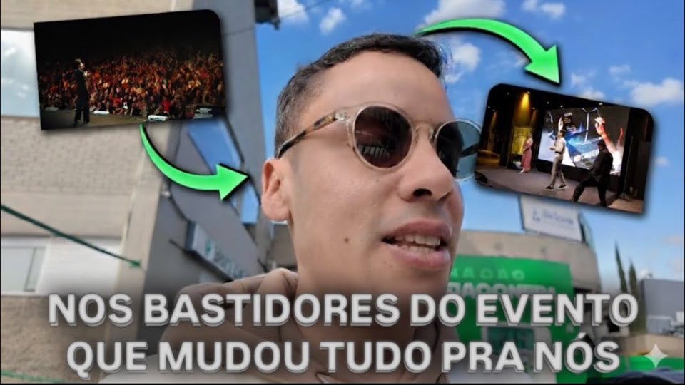 Homem de óculos escuros com fotos de palco e plateia, capa do vídeo sobre bastidores de evento do canal de Danilo Azambuja