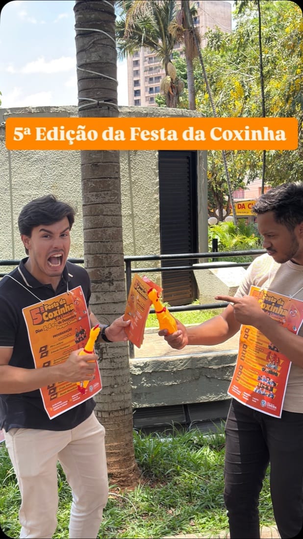 Dois rapazes com folhetos da 5ª Edição da Festa da Coxinha, vídeo para a Secretaria do Turismo de Limeira