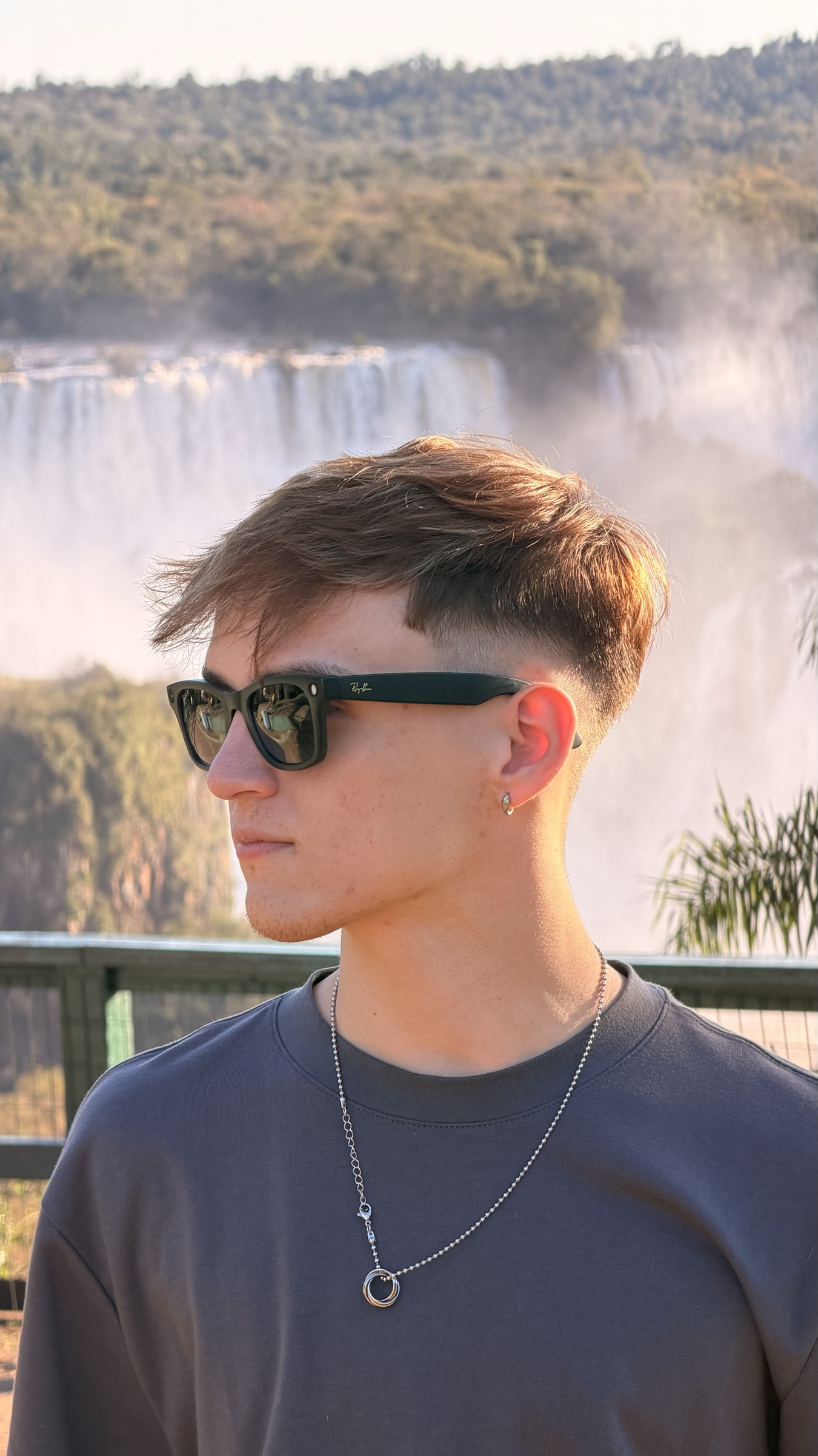 Guilherme Chanquini de perfil, com óculos de sol